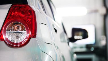 Oto servis - kırmızı beyaz araba, ulaşım kavramı ritmiyle