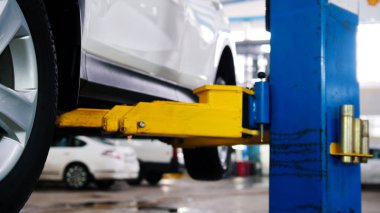 Araba tamiri, garajda mekaniği için hizmet otomatik kaldırma