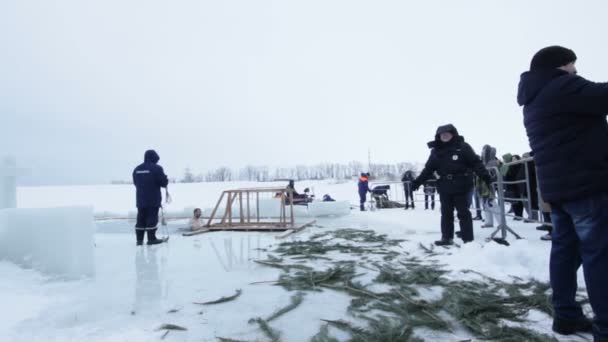 카잔, 러시아-1 월 19 일, 2017: 예 수 그리스도 세례 휴일 카잔카 강에. 전통적인 겨울 도시의 센터에서 입욕 — 비디오