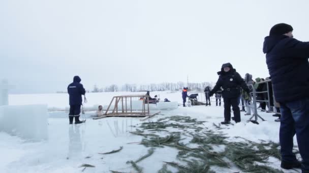 KAZAN, RUSIA - 19 DE ENERO DE 2017: Fiesta del bautismo de Jesucristo en el río Kazanka. Tradicional baño de invierno en el centro de la ciudad — Vídeo de stock