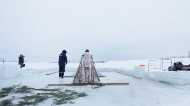 KAZAN, RUSIA - 19 DE ENERO DE 2017: Fiesta del bautismo de Jesucristo en el río Kazanka. Tradicional baño de invierno en el centro de la ciudad — Vídeos de Stock