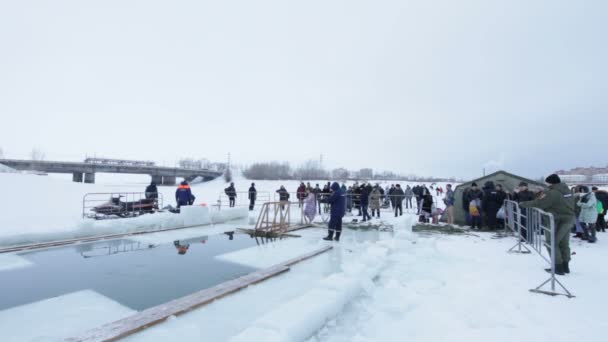 KAZAN, RUSIA - 19 DE ENERO DE 2017: Fiesta del bautismo de Jesucristo en el río Kazanka. Tradicional baño de invierno en el centro de la ciudad — Vídeo de stock