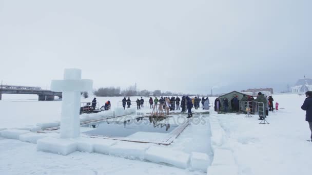 Kasan, russland - 19. januar 2017: jesus christs taufe feiertag auf kasanka fluss. Traditionelles Winterbaden im Stadtzentrum — Stockvideo