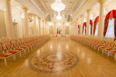 Kazan, Rusya Federasyonu - 16 Ocak 2017, City Hall - lüks ve güzel turistik yer - altın balo salonu - bayrakları, Tataristan kasaba