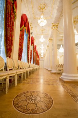 Kazan, Rusya Federasyonu - 16 Ocak 2017, City Hall - lüks ve güzel turistik yer - altın balo salonu koltuklarda bir dizi