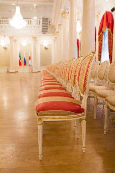Kazan, Rusya Federasyonu - 16 Ocak 2017, City Hall - lüks ve güzel turistik yer - Antik altın balo salonu sandalyeler