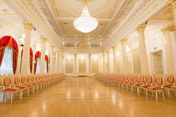 Kazan, Oroszország - 2017. január 16., City Hall - luxus és gyönyörű turisztikai hely - arany bálterem — Stock Fotó