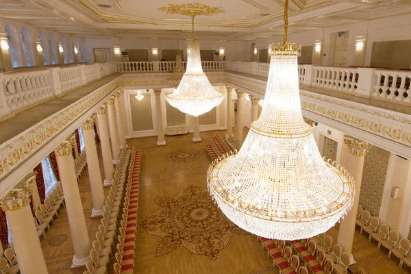 俄罗斯喀山-2017 年 1 月 16 日，市政厅-豪华和美丽的旅游地方-观的金色宴会厅，水晶吊灯 — 图库照片