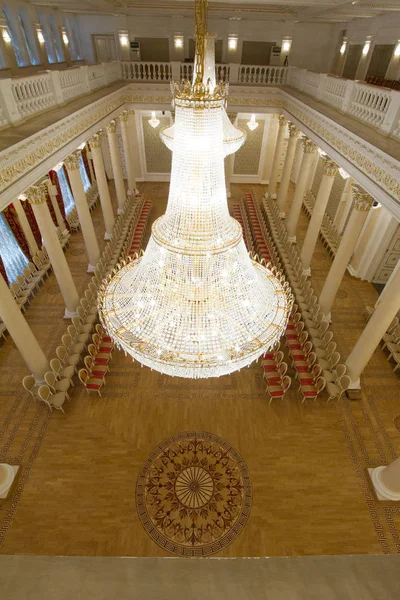 KAZAN, RUSIA - 16 ENERO 2017, Ayuntamiento - lujo y hermoso lugar turístico - vista de salón de baile de oro, lámpara de araña de cristal — Foto de Stock