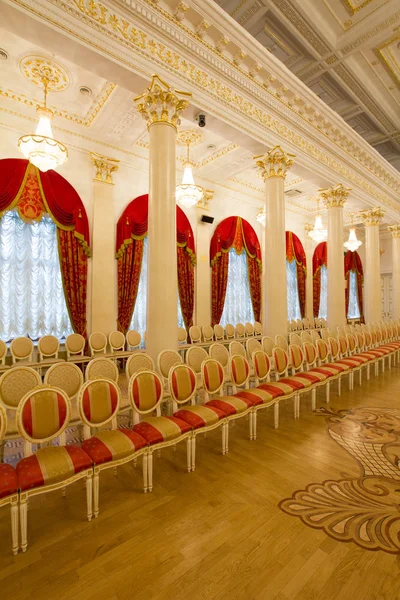 KAZAN, RUSIA - 16 ENERO 2017, Ayuntamiento - lujo y hermoso lugar turístico - una fila de sillas en el salón de baile de oro — Foto de Stock