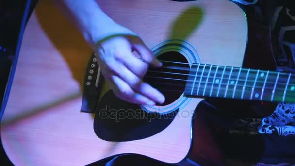 Gitarist houdt akoestische gitaar tijdens concert in club — Stockvideo