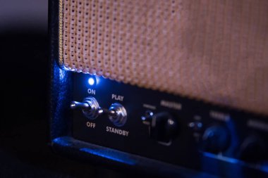 Gitar amplifikatör kontrol paneli, açık-kapalı