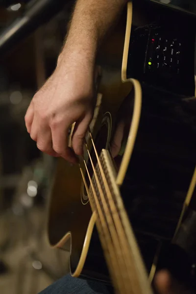 Músico en el club nocturno - guitarrista sosteniendo la guitarra de la tabla de sonido, de cerca — Foto de Stock