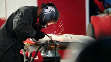 Endüstriyel kaynak: işçi kask onarım ayrıntılı olarak araba oto Servisi