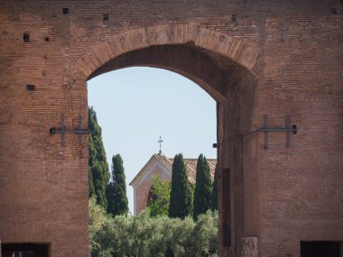 Roma, İtalya, 12 Mayıs 2015, Roma güneşli bir günde - eski arch ve kilise kalıntıları