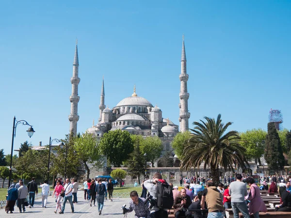 Istanbul, Türkiye, 10 Mayıs 2015, Sultanahmet, Sultanahmet Camii ve kalabalık turist ile kare