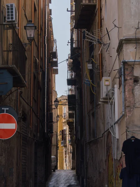 Palermo, Itálie – 14. května 2015: úzké nádvoří v centru starého města, Sicílie — Stock fotografie