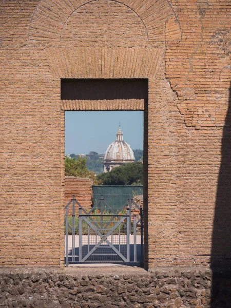 Roma, Italia, 12 de mayo de 2015, ruinas romanas en un día soleado - antiguo arco y cúpula — Foto de Stock