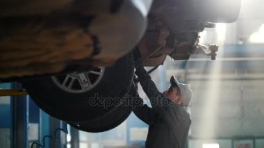 Araba otomobil servisi - mekanik lüks Suv, kaymak atış denetler.