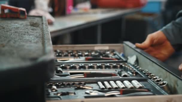 Een set van instrumenten voor reparatie in Autoservice, close-up — Stockvideo