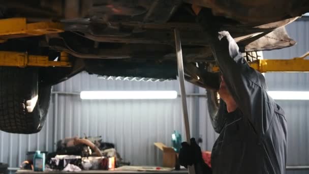 Mechanic bil tjänst kontrollerar autos botten för lyx Suv - reglaget sköt — Stockvideo