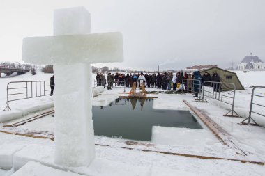 Kazan, Rusya - 19 Ocak 2017: İsa Christs vaftiz tatil kazanka Nehri üzerinde. Geleneksel kış şehir merkezinde banyo