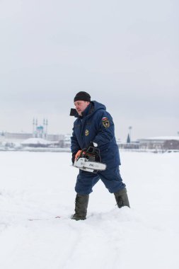 Kazan, Rusya - 19 Ocak 2017: Rus Moe cankurtaran chainsaw - on Ice kış günü Christs vaftiz tatil sırasında kurtarıcı ile