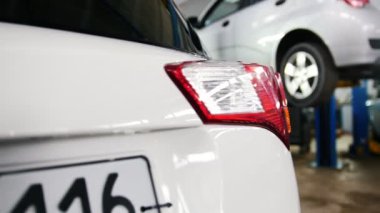 Otomobil tanı hizmeti - kontrol mekaniği araba kaldırdı.