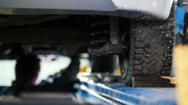 Otomobil servisi - araba alt altında çalışan aygıt sarma mekanik