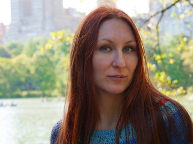Sevimli gülümseyen kız mavi ceket sicilini yaz central Park, New York