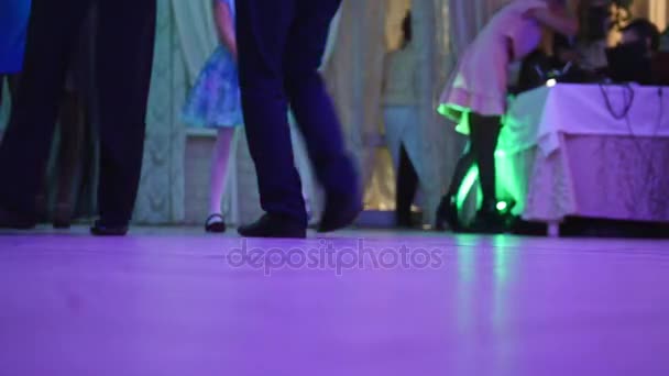 有趣的迪斯科舞会-在俱乐部跳舞的人-腿 — 图库视频影像