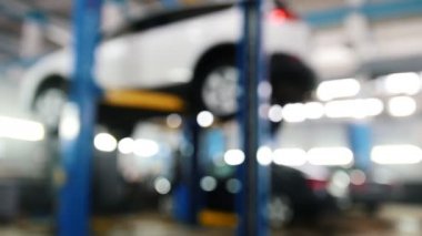 Otomobil servisi - kontrol mekaniği Araba, de-odaklı kaldırdı.
