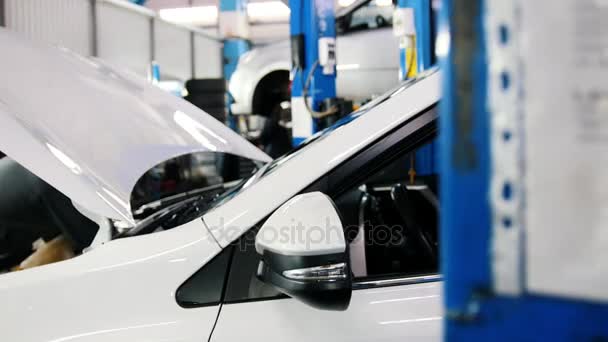 Abrir el capó del coche - el motor, la batería, el inyector - mecánico que trabaja en el servicio de automoción, deslizador — Vídeo de stock