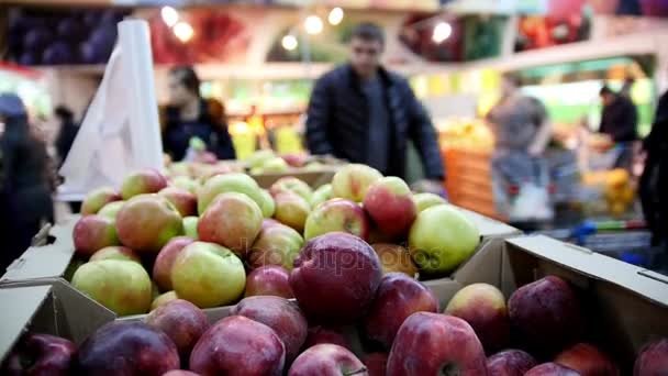 Jablka v ovocných oddělení supermarketu, zákazníci s vozíkem chodit — Stock video