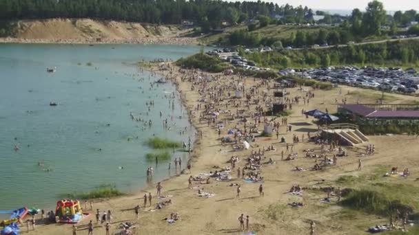 16 липня 2016 - Казань, Росія, міського пляжу на смарагдові озера — стокове відео