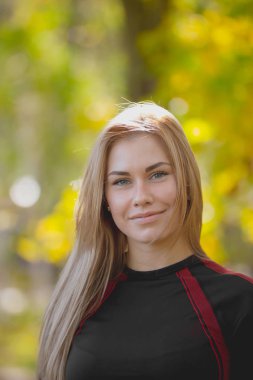 Sonbahar Park, egzersiz genç çekici Bayan portresi