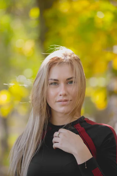 Ritratto di Giovane attraente femmina in posa durante l'allenamento nel parco autunnale, teleobiettivo — Foto Stock