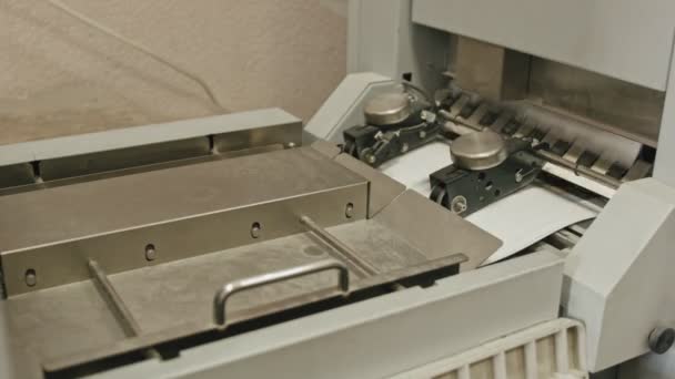 Lögndetektor process inuti - fällbar maskin på tryckeribranschen - pappersarken flyttar genom rörledningen, statisk sköt — Stockvideo
