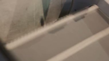 İlaçlar eczane olarak ambara bir Konveyör bant boyunca hareket