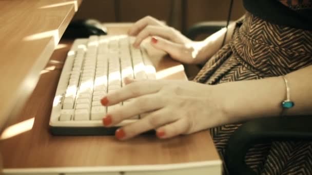 Woman typing on a keyboard computer, close up — Stock Video