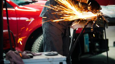 Araç otomatik Servisi - metal konstrüksiyon ile bir Daire Testere Bileme çalışan