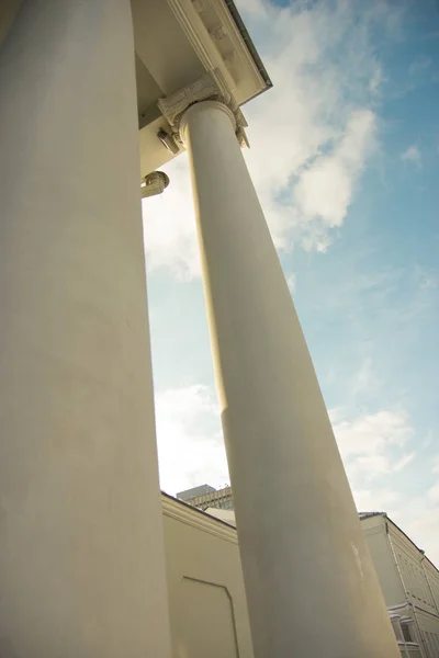 Columna y ventana - elemento arquitectura universidad frente al cielo soleado invierno — Foto de Stock