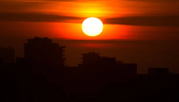 Wschód słońca nad rano zamrożone miasto - czerwone niebo — Zdjęcie stockowe