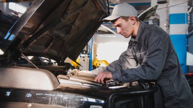 Otomobil garaj motoru teşhis işleme - lüks Suv için arabanın içinde kontrol mekanik erkek