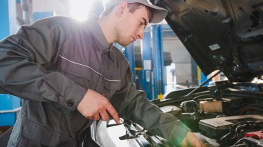 Tulum mekanik motor yağı arabada - düzeyini denetler otomobil servisi tamiri