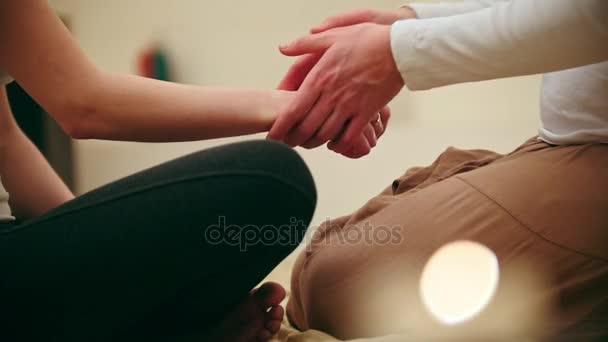 Thai massage session - böjning händerna, närbild — Stockvideo