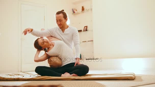 Masaje tailandés - modelo caucásico femenino - estiramiento de la columna vertebral, control deslizante — Vídeo de stock