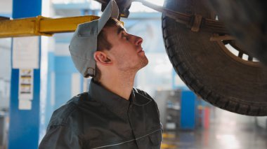 Makinist garaj otomobil servis tekerlek kontrol ediyor, yakın çekim