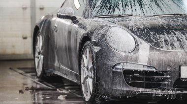 Sabun köpüğü lüks bir spor araba yıkama