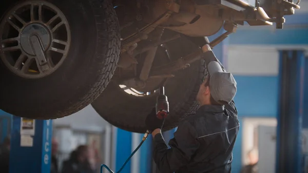 Mecánico está comprobando la rueda en el servicio de automóviles garaje — Foto de Stock
